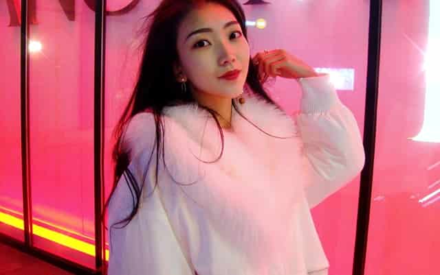 下暴雨老婆被困车里