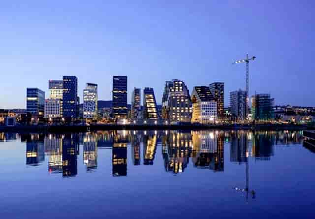 t恤时尚穿搭技巧(t恤怎样穿才时尚)